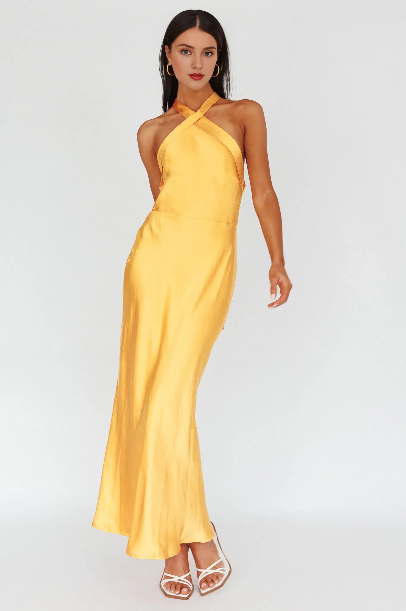 Robe longue en satin rose pâle sophistiquée de Weitese, avec dos nu et nœud décoratif.